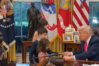 video-viral:-trump-recebe-criancas-na-casa-branca-e-nao-e-reconhecido