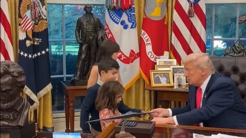 video-viral:-trump-recebe-criancas-na-casa-branca-e-nao-e-reconhecido