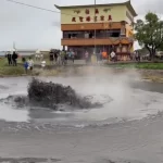 vulcao-de-lama-entra-em-erupcao-e-lanca-chamas-de-2-metros;-veja