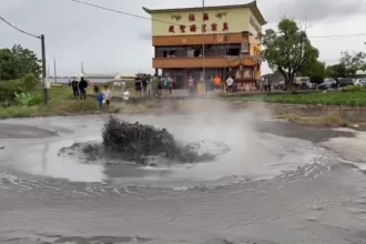 vulcao-de-lama-entra-em-erupcao-e-lanca-chamas-de-2-metros;-veja
