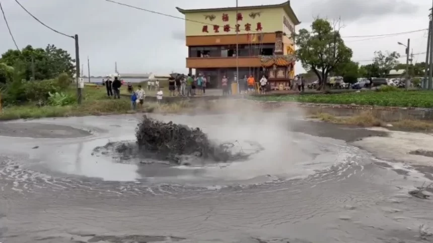 vulcao-de-lama-entra-em-erupcao-e-lanca-chamas-de-2-metros;-veja