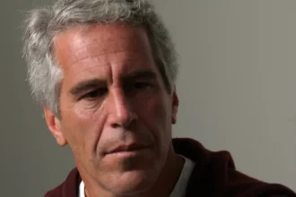 epstein-diz-que-recebeu-ligacao-com-lula-e-afirma-que-‘bolsonaro-e-o-cara’-em-troca-de-emails