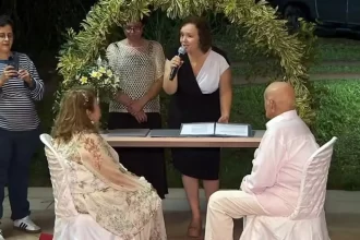 “ate-que-enfim”.-apos-50-anos-juntos,-casal-de-idosos-oficializa-uniao