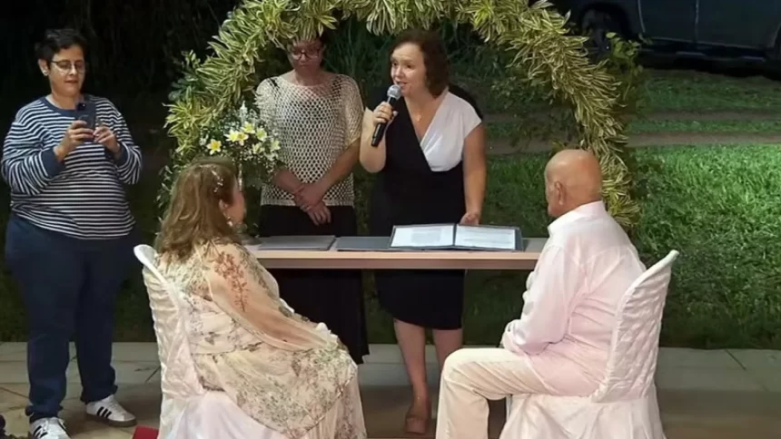 “ate-que-enfim”.-apos-50-anos-juntos,-casal-de-idosos-oficializa-uniao