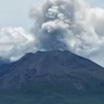vulcao-entra-em-erupcao,-e-voos-sao-cancelados-no-japao
