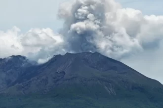 vulcao-entra-em-erupcao,-e-voos-sao-cancelados-no-japao