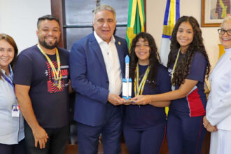 governador-laurez-moreira-recebe-estudantes-de-palmas-premiadas-com-medalha-de-ouro-na-olimpiada-brasileira-de-foguetes