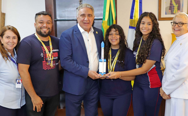 governador-laurez-moreira-recebe-estudantes-de-palmas-premiadas-com-medalha-de-ouro-na-olimpiada-brasileira-de-foguetes