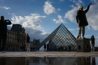 seguranca?-louvre-fecha-galeria-devido-a-“fragilidade-de-vigas”