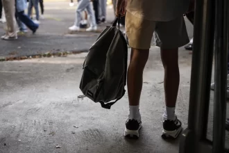 brasil-cobra-portugal-apos-crianca-ter-dedos-amputados-em-escola