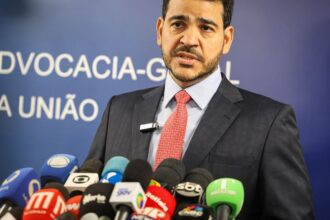 lula-indica-jorge-messias,-da-agu,-para-vaga-de-barroso-no-stf