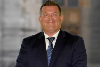 politico-australiano-renuncia-apos-filha-surgir-em-serie-de-pornografia