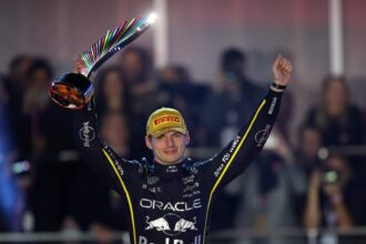 formula-1:-verstappen-vence-em-las-vegas;-punicao-a-norris-e-piastri-deixa-campeonato-aberto