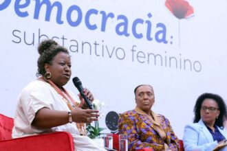 macae-evaristo-estimula-mulheres-a-disputar-espaco-em-todos-os-lugares