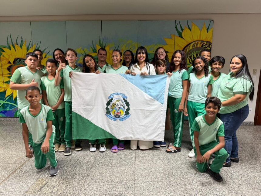professora-janad-valcari-recebe-estudantes-de-oliveira-de-fatima-em-visita-na-assembleia