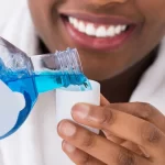 especialista-esclarece-como-usar-enxaguante-buca-de-forma-segura