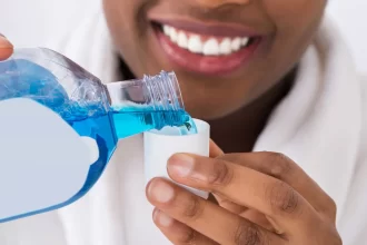 especialista-esclarece-como-usar-enxaguante-buca-de-forma-segura