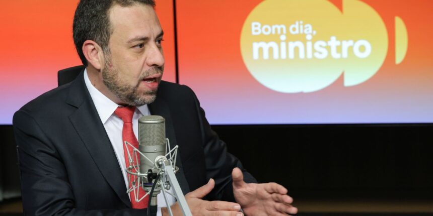 guilherme-boulos:-“bolsonaro-quis-dar-uma-de-ferreiro”