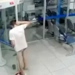 assalto-termina-em-fiasco-total-para-ladrao-preso-em-porta-giratoria