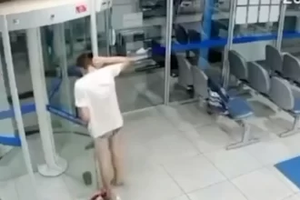 assalto-termina-em-fiasco-total-para-ladrao-preso-em-porta-giratoria