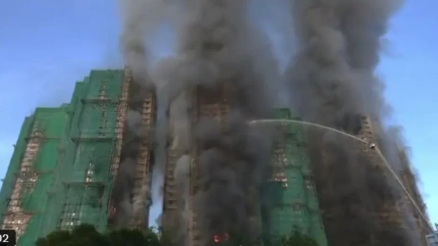 incendio-em-edificio-de-hong-kong-deixa-mortos-e-feridos-confirmados