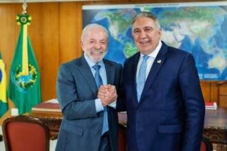 em-brasilia,-o-governador-laurez-moreira-participa-da-cerimonia-em-que-presidente-lula-sanciona-leis-para-a-criacao-de-rotas-turisticas-no-tocantins