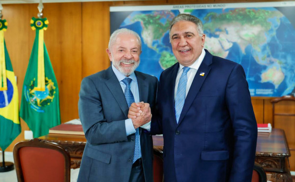 em-brasilia,-o-governador-laurez-moreira-participa-da-cerimonia-em-que-presidente-lula-sanciona-leis-para-a-criacao-de-rotas-turisticas-no-tocantins