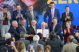 lula-comemora-lei-que-isenta-imposto-de-renda-ate-r$-5-mil