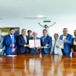 em-brasilia,-governador-laurez-moreira-participa-da-cerimonia-em-que-presidente-lula-sanciona-leis-para-a-criacao-de-rotas-turisticas-no-tocantins