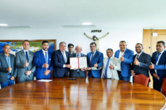 em-brasilia,-governador-laurez-moreira-participa-da-cerimonia-em-que-presidente-lula-sanciona-leis-para-a-criacao-de-rotas-turisticas-no-tocantins