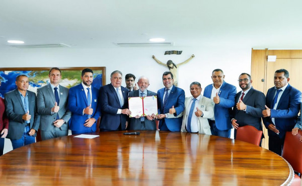 em-brasilia,-governador-laurez-moreira-participa-da-cerimonia-em-que-presidente-lula-sanciona-leis-para-a-criacao-de-rotas-turisticas-no-tocantins