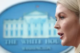 servico-de-imigracao-dos-eua-detem-brasileira-mae-de-sobrinho-da-porta-voz-da-casa-branca