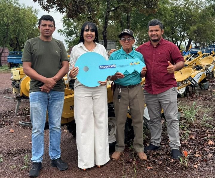 janad-valcari-entrega-microtrator-para-produtores-de-goiatins