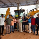 deputada-janad-valcari-entrega-retroescavadeira-para-jau-do-tocantins