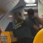 lutadora-de-mma-agride-agentes-da-policial-dentro-de-aviao;-assista