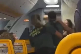 lutadora-de-mma-agride-agentes-da-policial-dentro-de-aviao;-assista