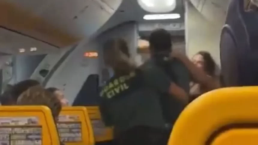 lutadora-de-mma-agride-agentes-da-policial-dentro-de-aviao;-assista