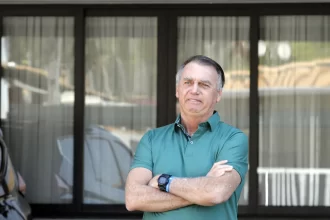 defesa-diz-que-bolsonaro-nao-usou-celular-durante-visita-de-nikolas