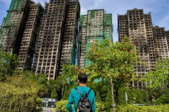 incendio-em-hong-kong-deixa-128-mortos-e-expoe-falhas-estruturais-no-pais