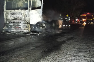 bombeiros-controlam-incendio-em-caminhao-na-to-404,-em-araguatins