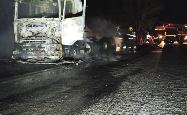 bombeiros-controlam-incendio-em-caminhao-na-to-404,-em-araguatins