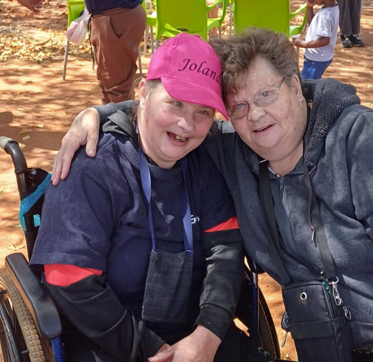 exercito-de-‘bebes’:-idosa-sul-africana-convive-com-mais-de-100-bonecas