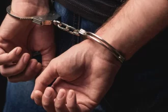 mae-mantida-em-carcere-pelo-filho-e-resgatada-apos-bilhete-de-socorro-em-mt