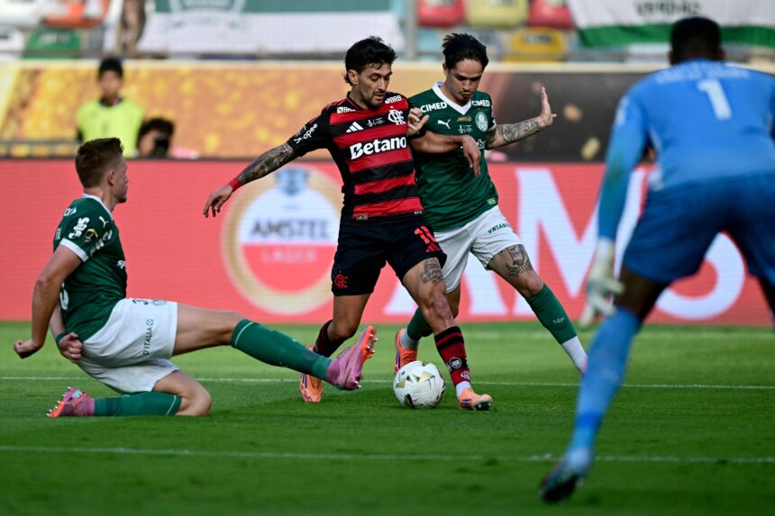 arrascaeta,-do-flamengo,-e-eleito-craque-da-libertadores-2025