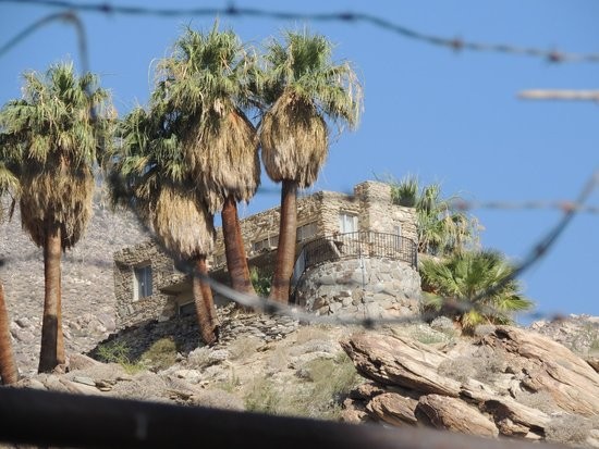 clube-secreto?-conheca-organizacao-centenaria-que-se-refugia-em-formacoes-rochosas-nos-eua,-sem-agua-nem-luz