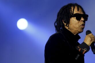 djavan-anuncia-turne-comemorativa-nos-50-anos-de-carreira;-saiba-os-precos-e-datas