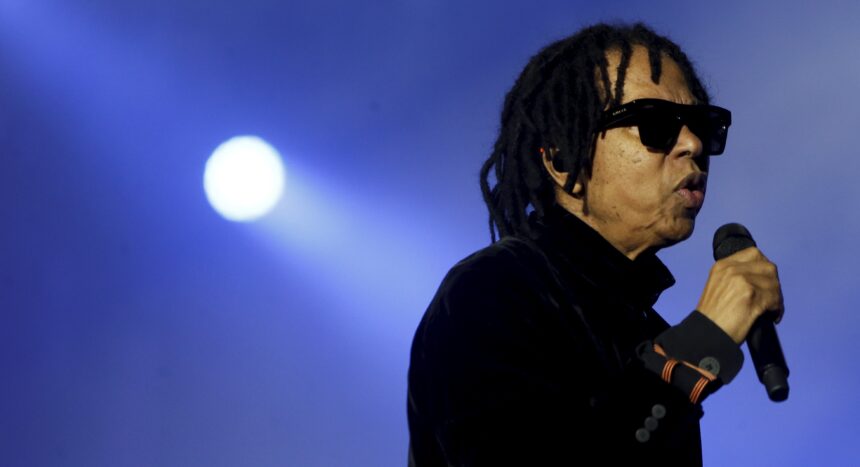 djavan-anuncia-turne-comemorativa-nos-50-anos-de-carreira;-saiba-os-precos-e-datas