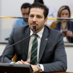 olyntho-comemora-sancao-da-lei-que-isenta-de-ipva-carros-eletricos-e-hibridos