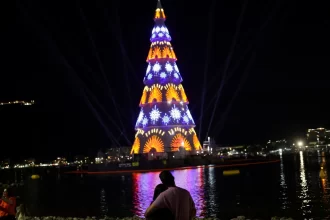 botafogo-ganha-arvore-de-natal-flutuante-com-80-metros-e-milhoes-de-luzes