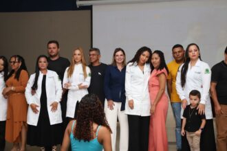 claudia-lelis-parabeniza-novos-profissionais-formados-em-curso-tecnico-de-enfermagem